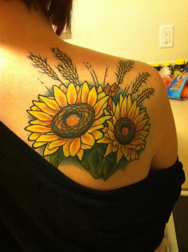 Κίτρινα τατουάζ σε μοτίβο λουλουδιών