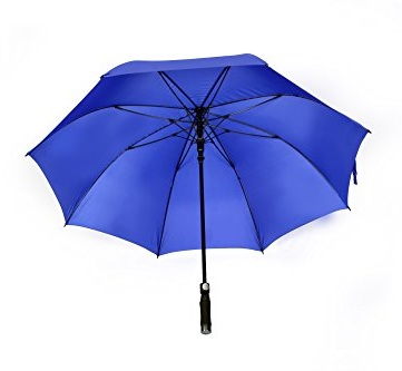 Automaattisesti avattava suuri sininen sateenvarjo