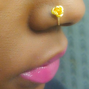 Fεύτικο δαχτυλίδι μύτης με χρυσό λουλούδι