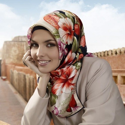 Painettu turkkilainen hijab -tyyli