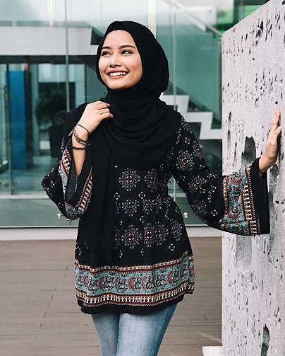 Rento tumma turkkilainen hijab -tyyli