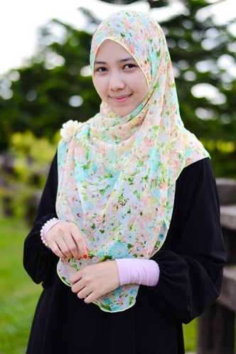 Rinta peittää turkkilaisen hijab -tyylin