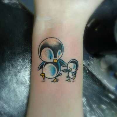 Orastava pingviini -tatuointi
