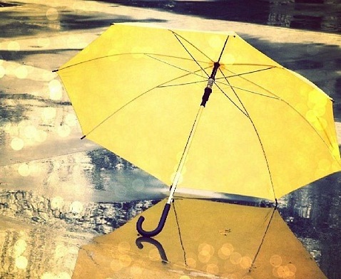 Merkkinen keltainen sateenvarjo