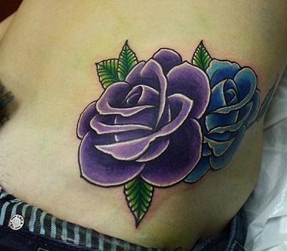 Violetti tatuointi ruusussa