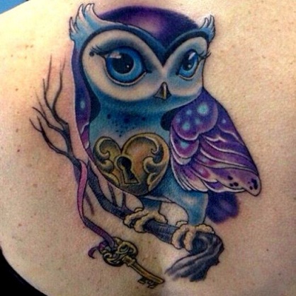 Pöllö, jossa on violetti tatuointi