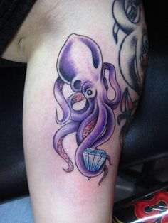 Violetti mustekala -tyylinen tatuointi