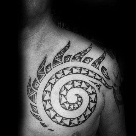 Lomitettu heimojen Sun -tatuointi