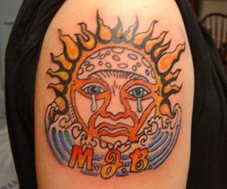 3D heimojen auringon tatuointi olkapäällä