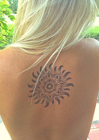 Lotus -keskitetty heimojen auringon tatuointi