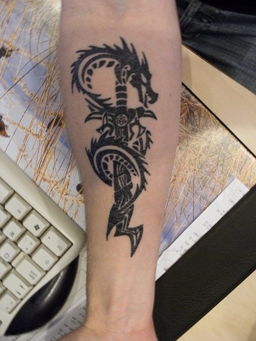 Σπαθί δράκος φυλετικό τατουάζ