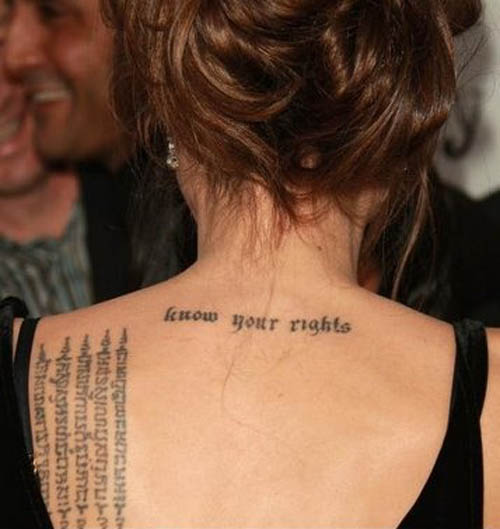 Angelina Jolien kirjoitus tatuointi selässä