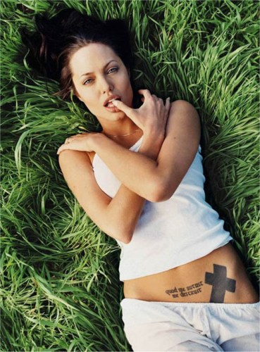Angelina Jolie Tatuointi lonkalla