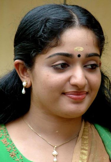 Kavya Madhavan meikillä ja ilman 5