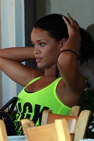 Rihanna ilman meikkiä 7