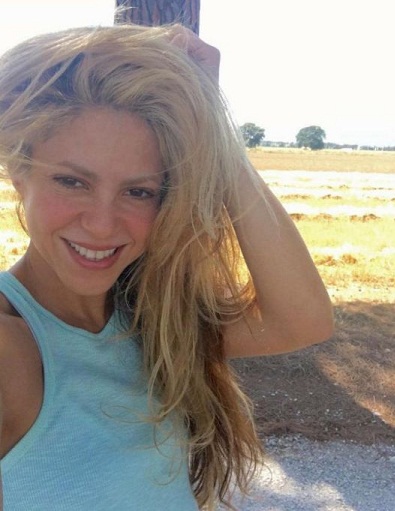 Kuvia Shakirasta ilman meikkiä