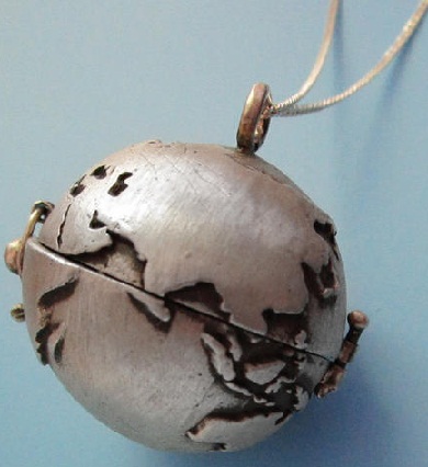 Sterling hopea Antiikki Globe medaljonki suunnittelu