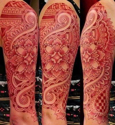 Monimutkainen punainen tatuointi