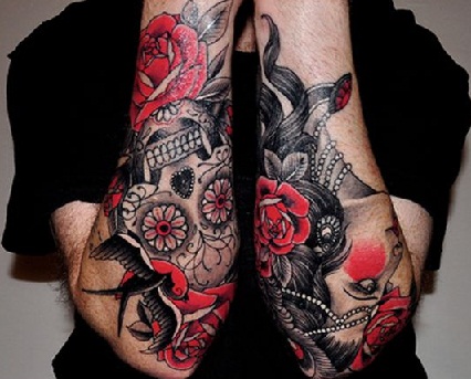Αρσενικό κόκκινο τατουάζ