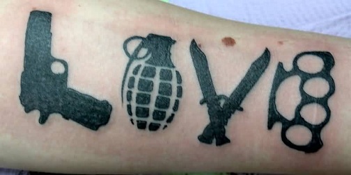 Tappava gangsteri -tatuointisuunnittelu