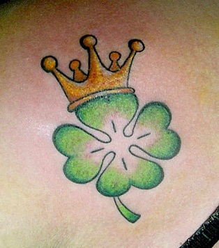 Shamrock -kukka kruunun tatuointisuunnittelulla