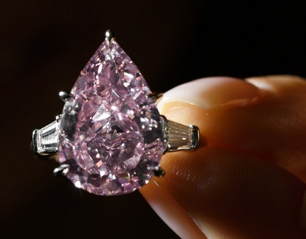 Ροζ διαμαντένιο δαχτυλίδι σε σχήμα αχλαδιού