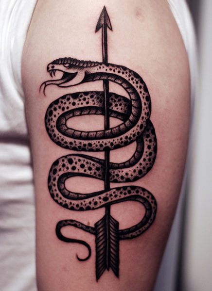 Käärmeen nuolen tatuointi käsivarteen