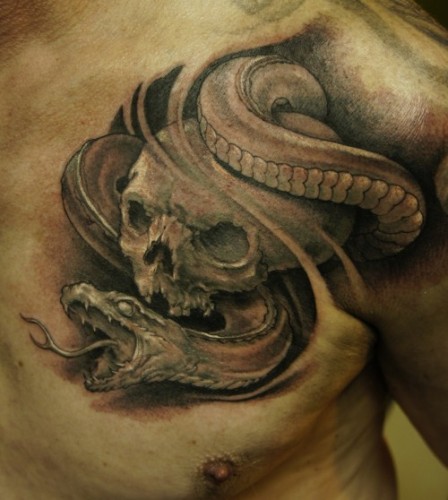 Käärmeet ja kallon tatuointi