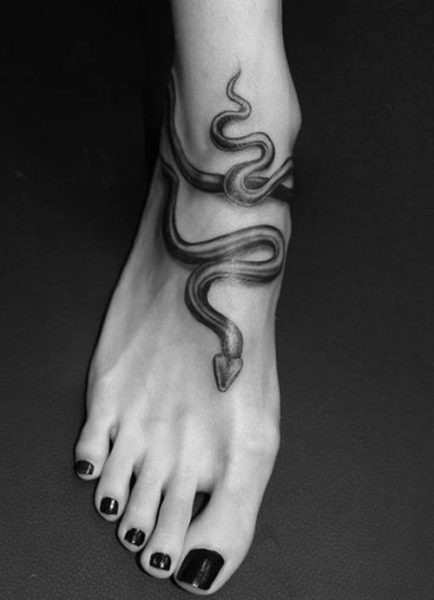 Snake Curled Tattoo nilkassa tytöille