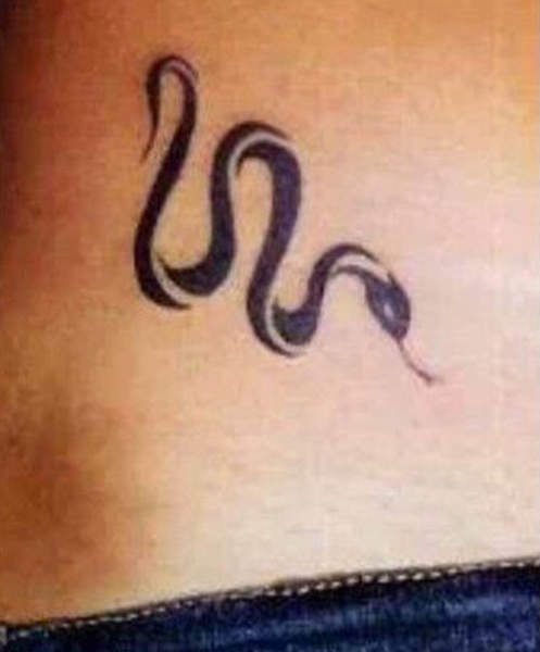 Yksinkertainen musta käärme tatuointi tytöille