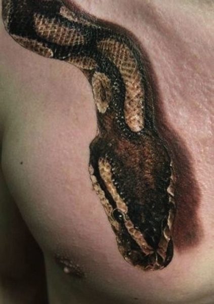 Realistinen Python -pään tatuointi rinnassa