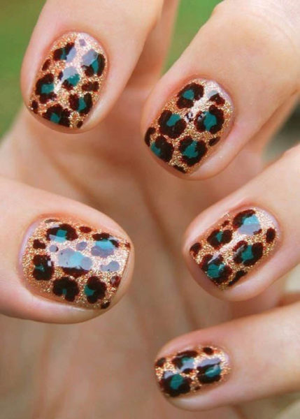 Glitter -leopardikuvioinen kynsitaide