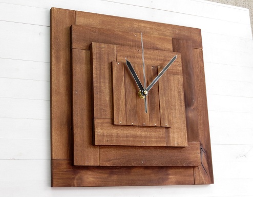 Τετράγωνο ξύλινο ρολόι τοίχου
