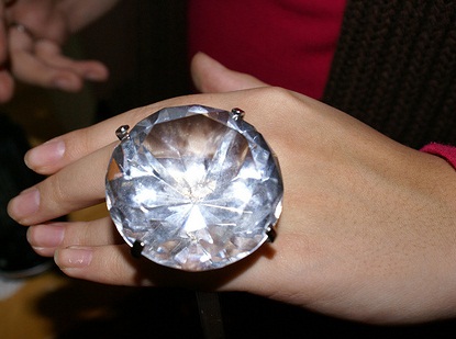 Μεγάλο στρογγυλό διαμαντένιο δαχτυλίδι για κορίτσια