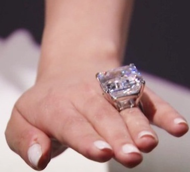 Τεράστιο διαμαντένιο δαχτυλίδι 100 καρατίων