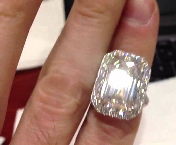 Emerald Cut τεράστιο διαμαντένιο δαχτυλίδι