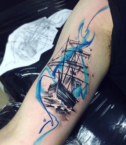 Μπλε τατουάζ πλοίου