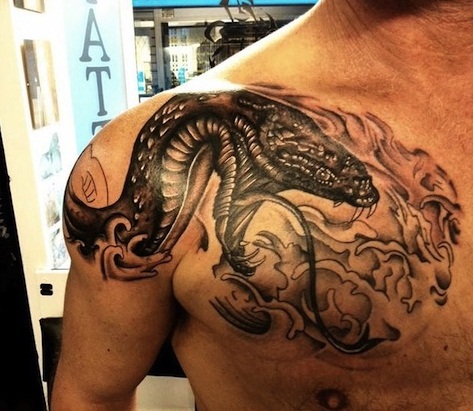 Cobra Tattoo βαριά σχεδίαση για τον ώμο