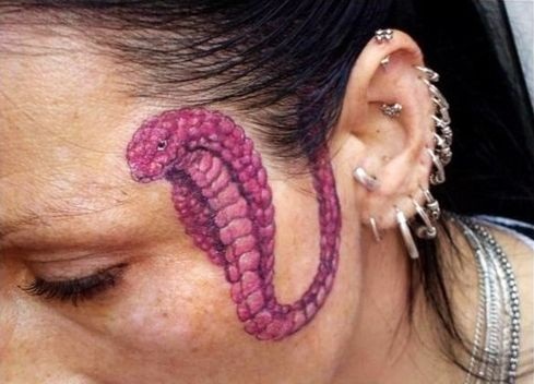 Τατουάζ Cobra στο πρόσωπο