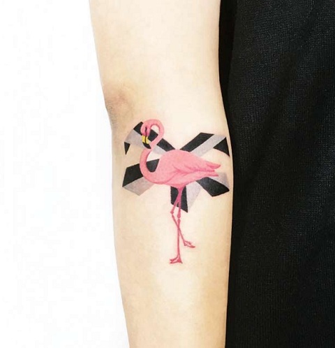 Flamingo -tatuoinnit kyynärvarressa