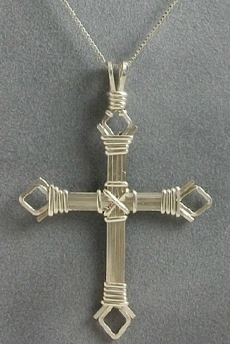 Twisted Wire Cross κρεμαστό κόσμημα