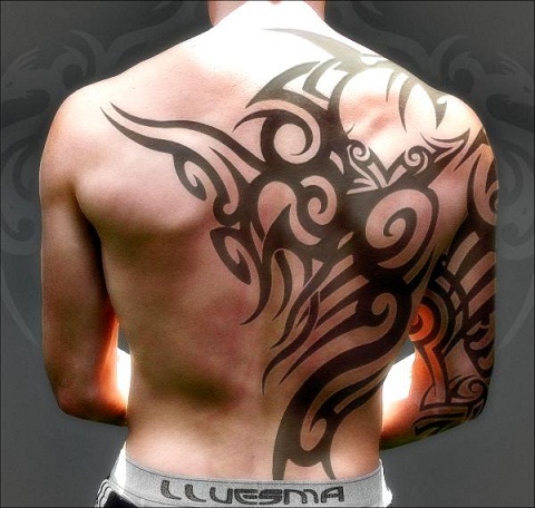 Maskuliininen Tribal Back Tattoo