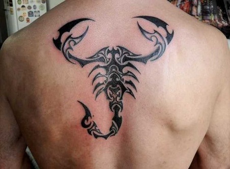 Skorpionin selän tatuointi