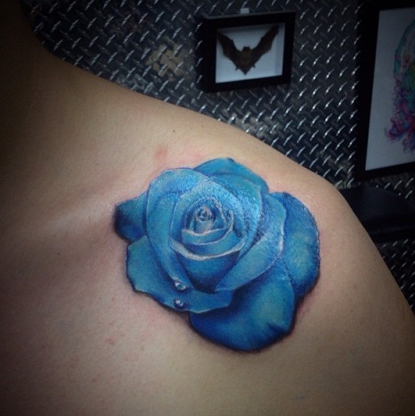 Sininen ruusukaulusluun tatuointi