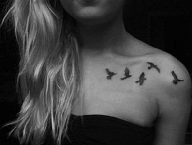 Lintujen kaulusluun tatuointi
