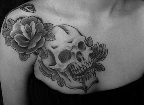 Kallo ruusujen kaulusluun tatuoinnilla