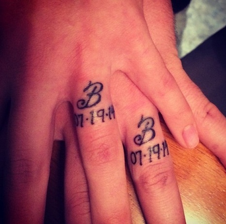 Vaikuttava vihkisormus sormen tatuoinnit