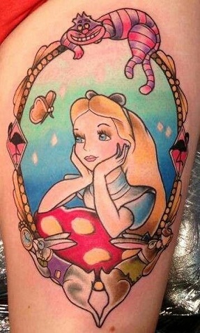 Liisa Ihmemaassa Disney -tatuointikuvio