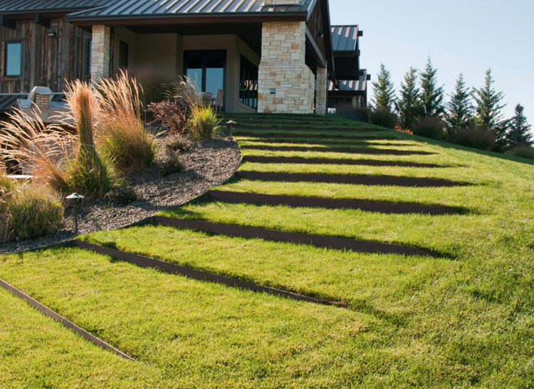 Corten stål modern trädgård design på sluttning gräsmatta