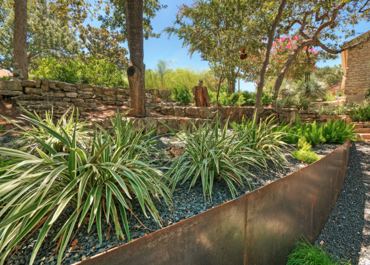 Stödmur i cortenstål, grått dekorativt grus